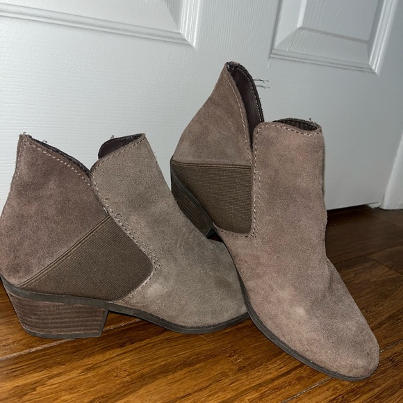 Low heel suede ankle boot - Picture 2 of 5